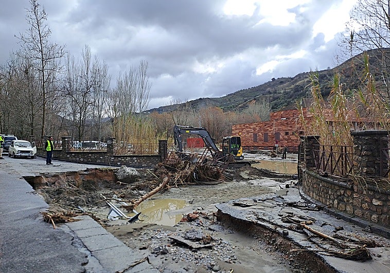 El Parque Nacional espera que baje el lodo para evaluar los daños en su sede en Pinos Genil